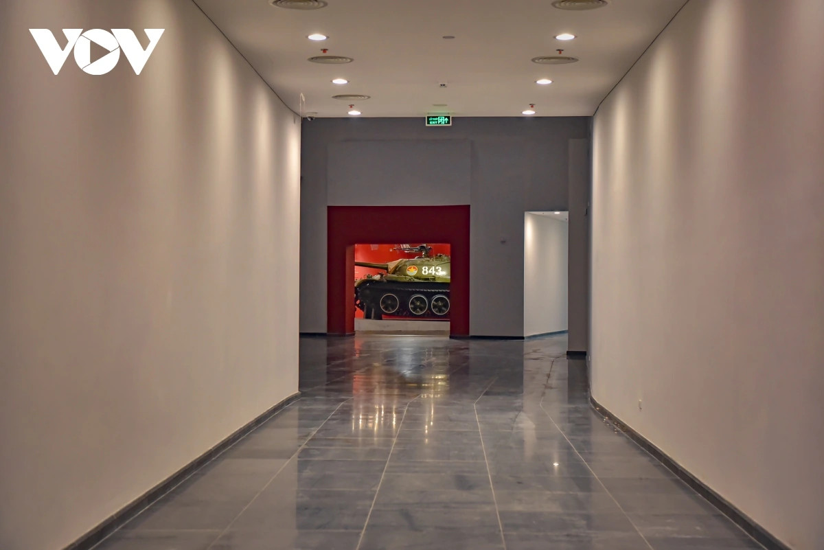 Không gian trưng bày tại Bảo tàng được chia làm 6 chủ đề: Chủ đề 1: Buổi đầu dựng nước và giữ nước; Chủ đề 2: Bảo vệ nền độc lập từ năm 939 đến năm 1858; Chủ đề 3: Chống thực dân Pháp, giành độc lập dân tộc năm 1858 đến năm 1945; Chủ đề 4: Kháng chiến chống thực dân Pháp xâm lược, năm 1945 - 1954; Chủ đề 5: Cuộc kháng chiến chống Mỹ năm 1954 đến 1975; Chủ đề 6: Xây dựng và bảo vệ đất nước từ 1975-2024.