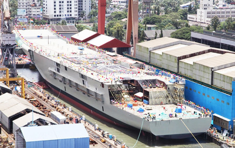 Phần thân tàu sân bay INS Vikrant trong ngày hạ thủy.
