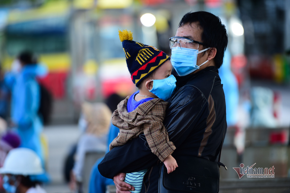 Anh Trần Minh Hiển (thợ mộc, ngụ Tân Bình) nhiều tháng nay cũng cầm cự để nuôi gia đình. Nay được vé về quê, anh cùng vợ, con đăng ký . "Dịch bệnh ở Sài Gòn đang căng thẳng mà được về nhà là rất mừng", anh Hiển chia sẻ.