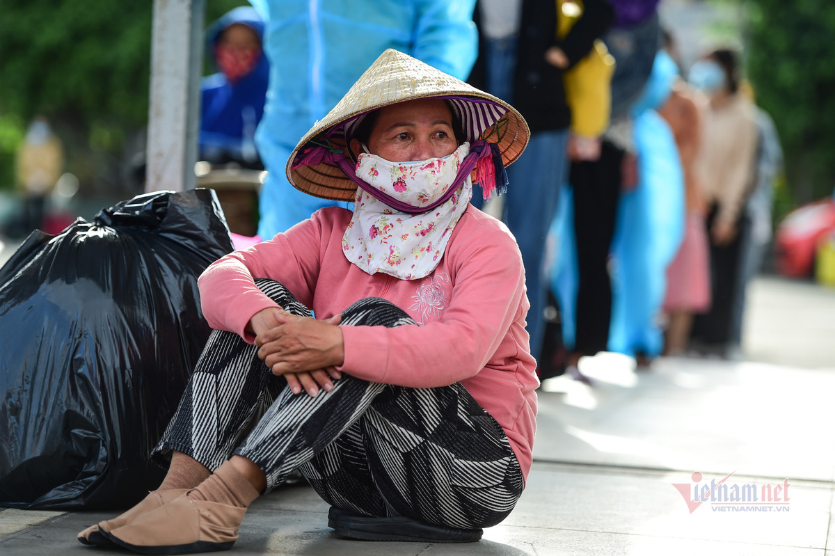 "Bán vé số mấy tháng nay không được gì, tôi phải nhờ người dân cho gạo ăn. Được tấm vé về quê mừng muốn rớt nước mắt", bà Nguyễn Thị Hoa cho biết.