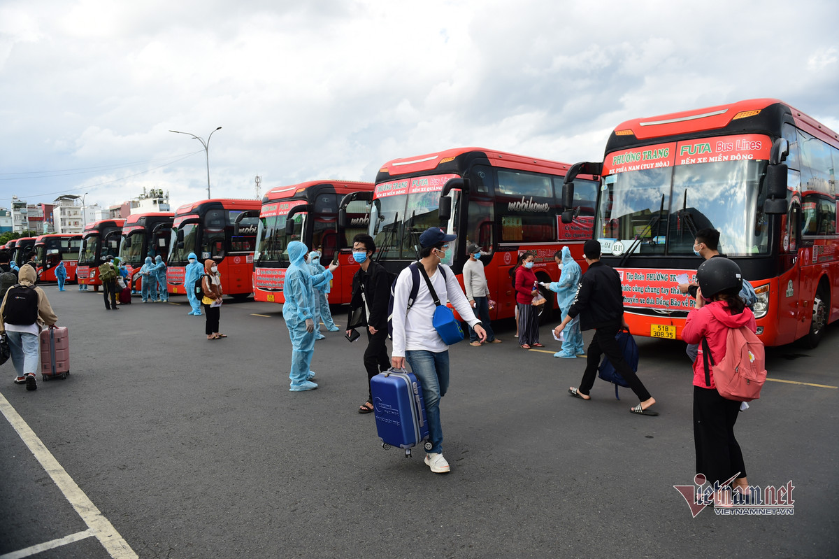 Trong buổi chiều nay có 20 xe, mỗi xe chở 20 người ngồi giãn cách xuất phát về Phú Yên.