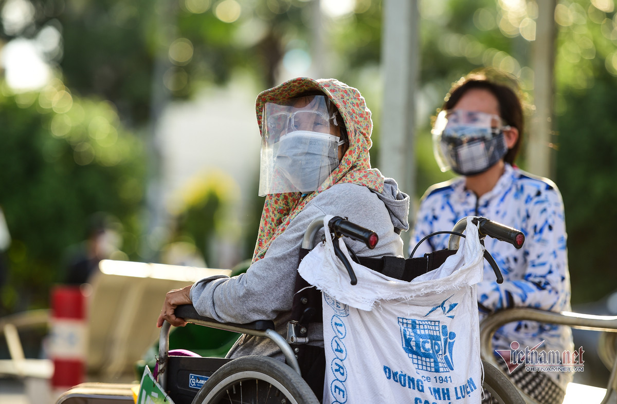 Bà Nguyễn Thị Điệp cùng cháu chờ đến lượt để lên xe.