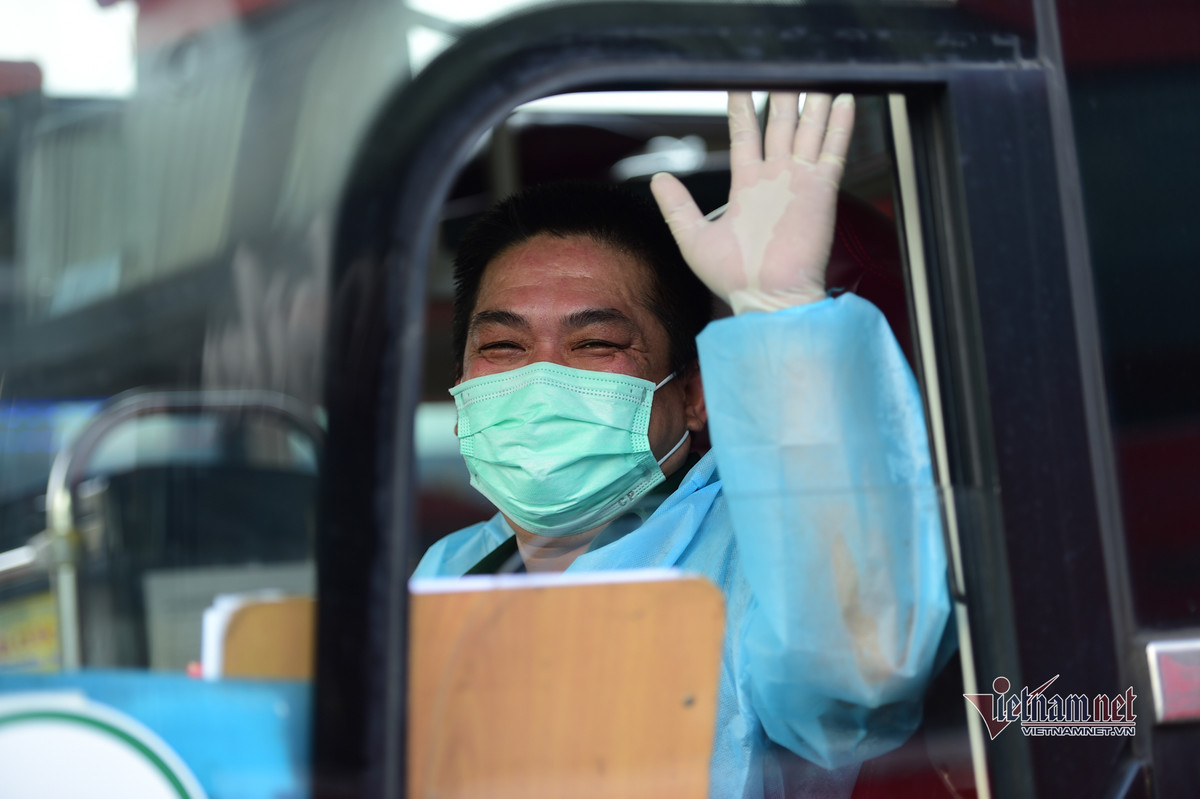 Tài xế vẫy tay chào trước giờ xe lăn bánh.