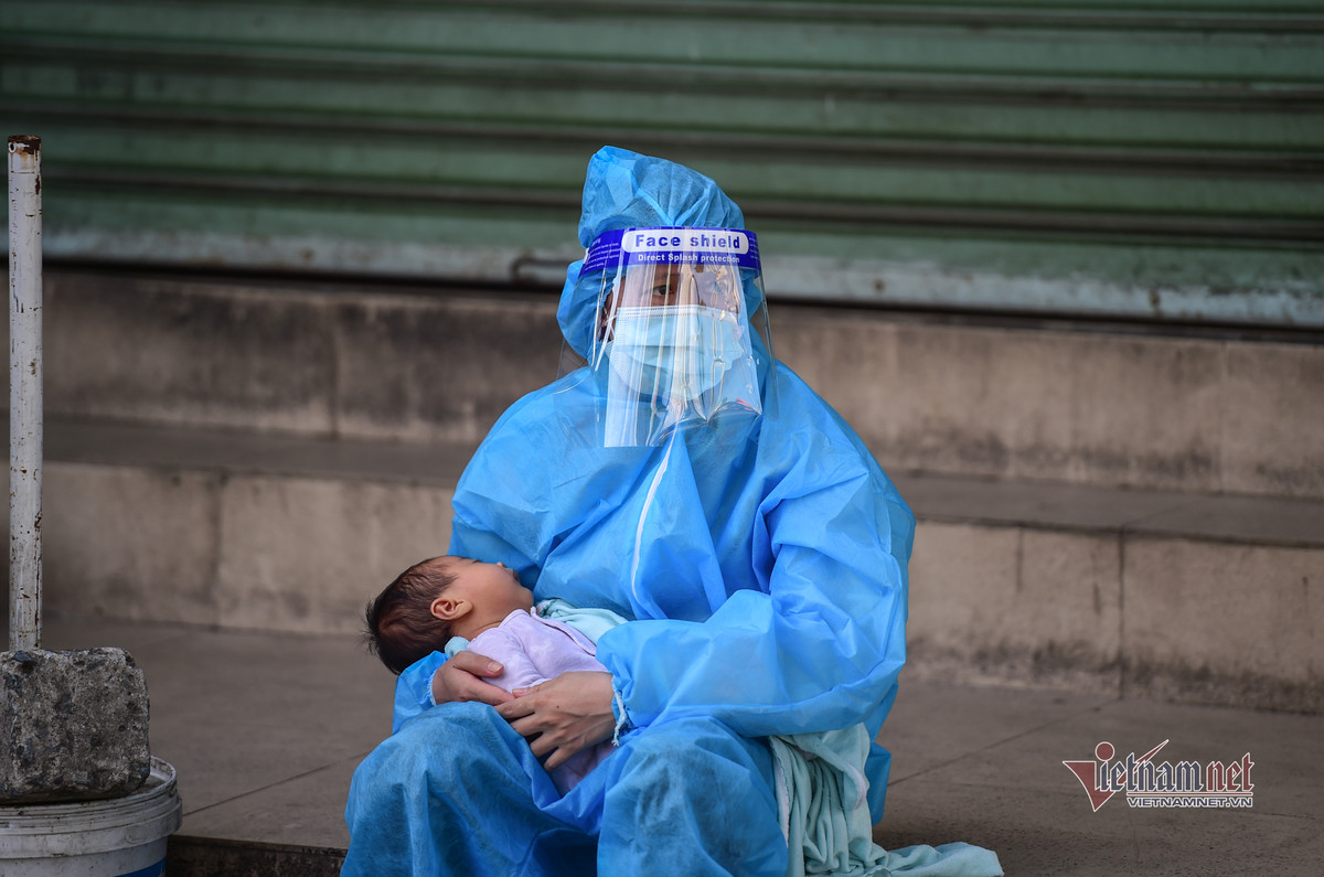 Chị Nguyễn Thị Hoài, lao động tự do, sinh em bé được 2 tháng tuổi. Chị chia sẻ: "Mấy tháng nay không đi làm nên sống nhờ sự giúp đỡ của mọi người. Nay được tặng vé về quê mừng không tả xiết".