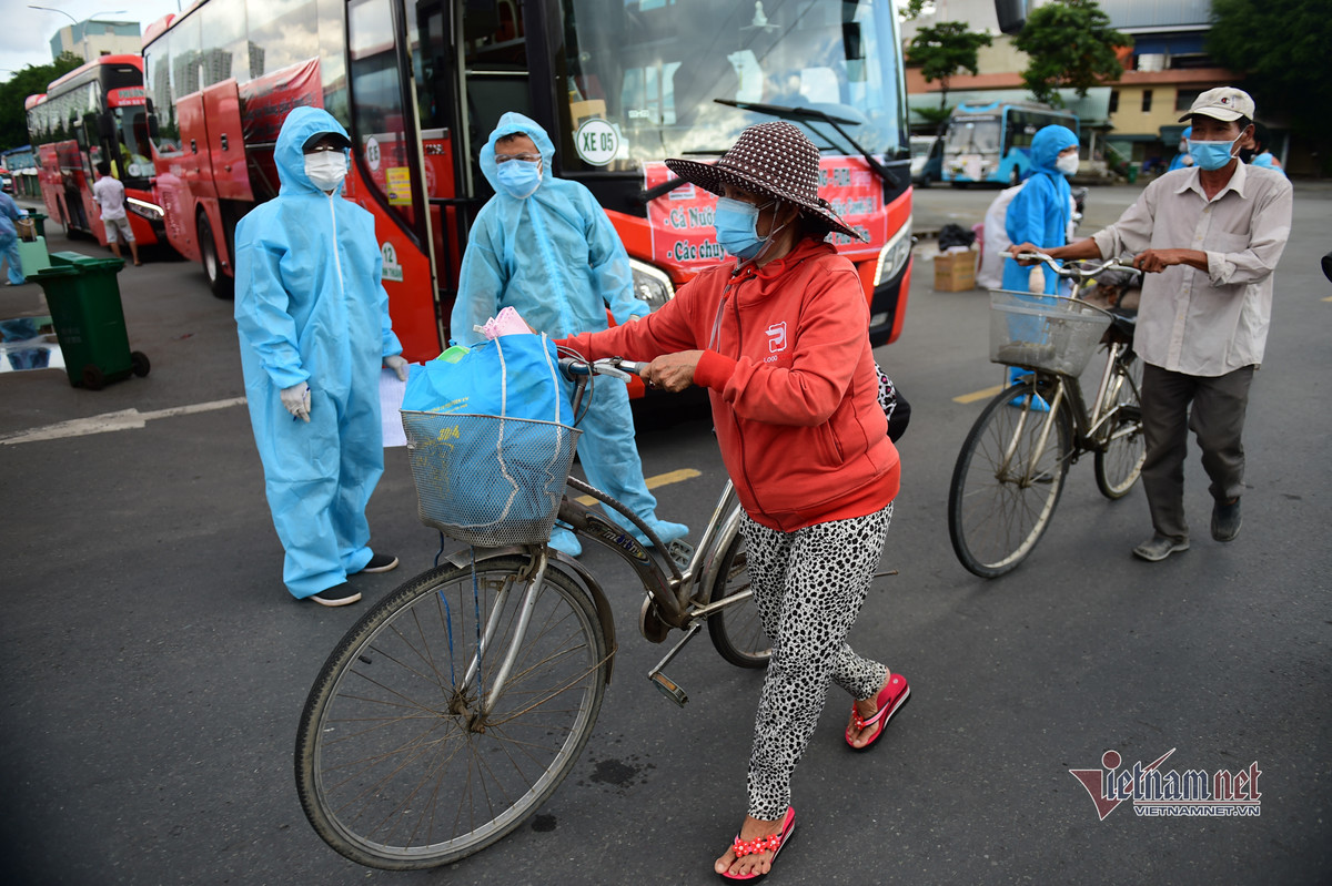 Cô Lê Thị Lâm, 61 tuổi cùng chồng đi xe đạp từ Bình Chánh ra bến xe Miền Đông cho biết, hai vợ chồng bán vé số, tài sản lớn nhất là chiếc xe đạp nên mang theo về quê.
