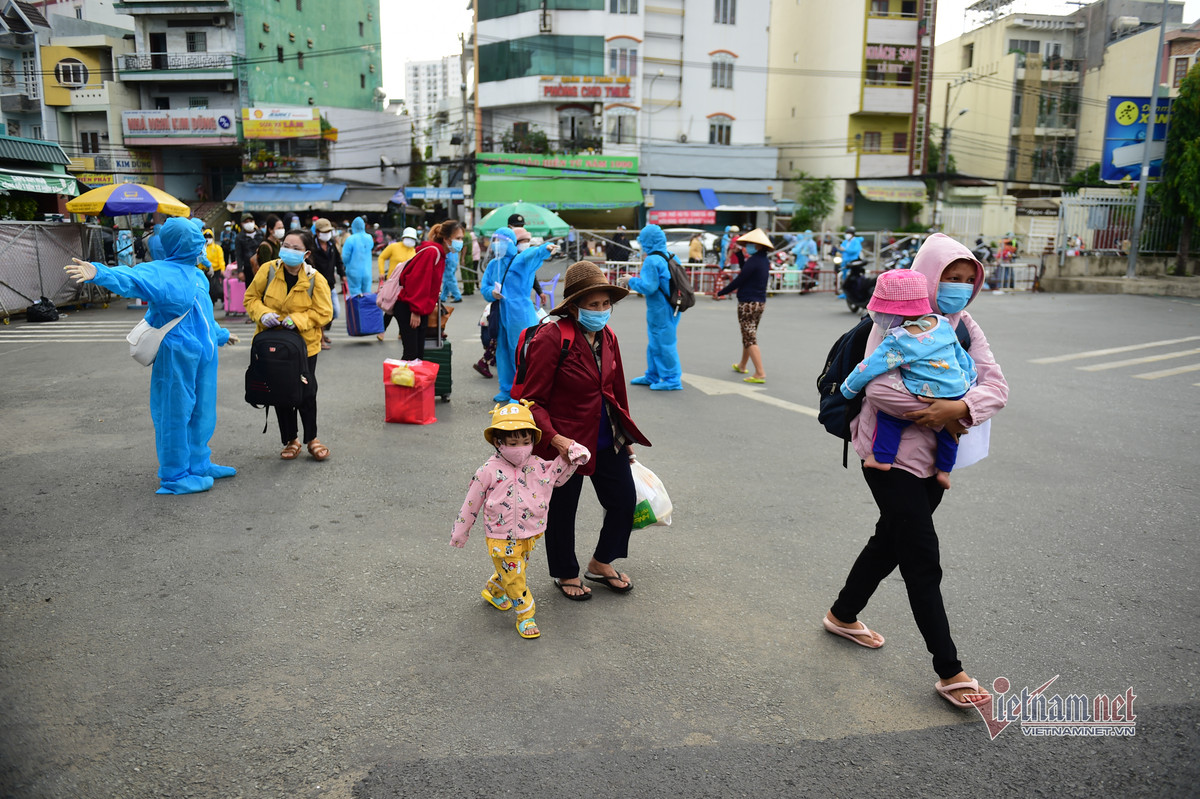 Người dân được UBND tỉnh Phú Yên đón về phải khai báo y tế và cách ly tại nhà.