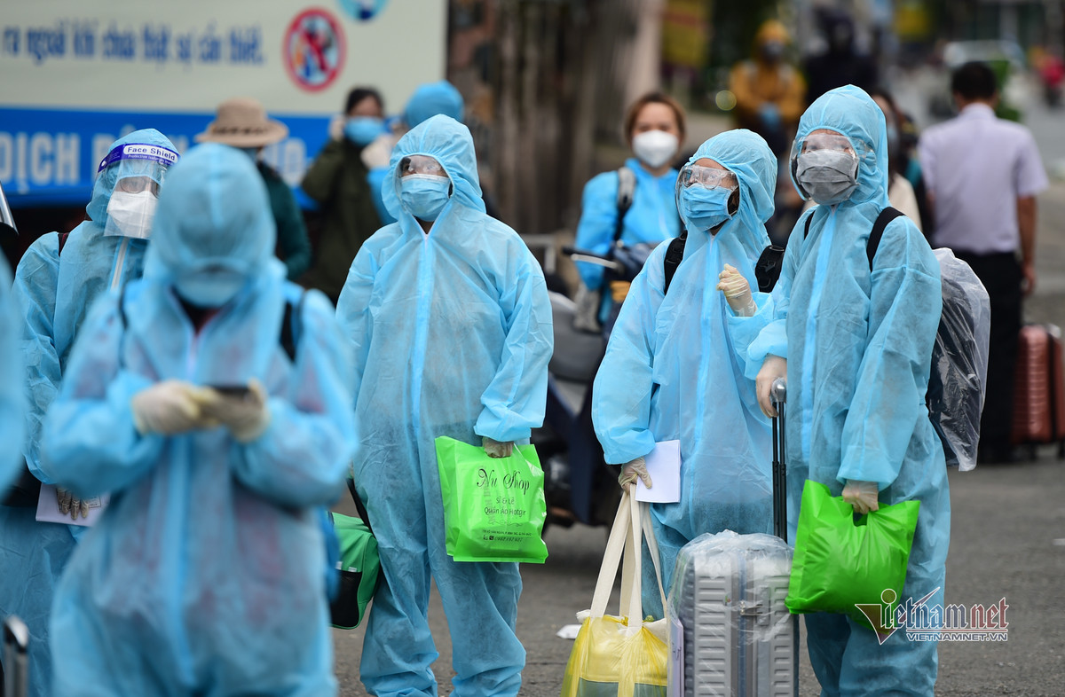 Nhiều người tự trang bị đồ bảo hộ.