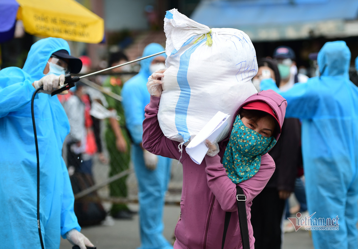 Người dân được phun khử khuẩn trước khi vào bến xe.