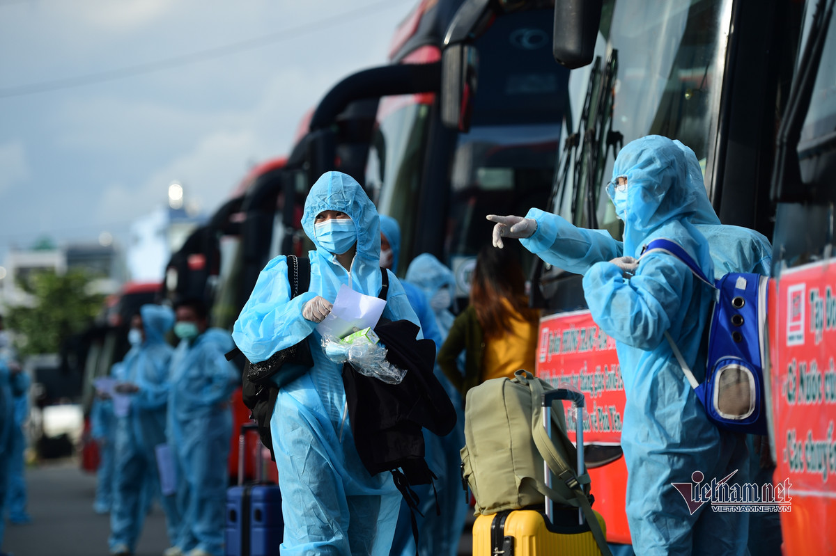 Người dân làm các thủ tục trước khi lên xe.