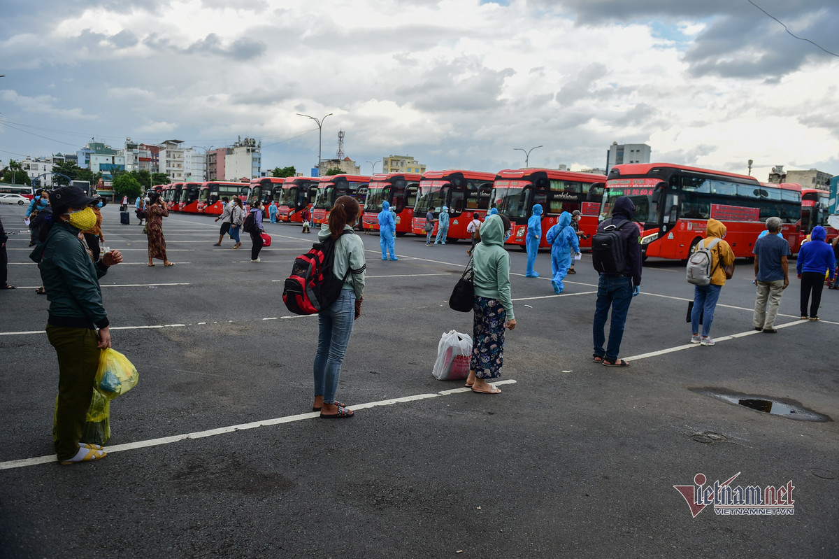 Người dân xếp hàng chờ test nhanh Covid-19, trước khi được lên xe.