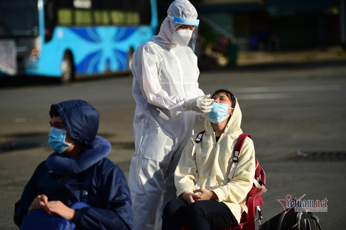 Những trường hợp chưa có kết quả test Covid-19 được lấy mẫu test nhanh trước khi lên xe.