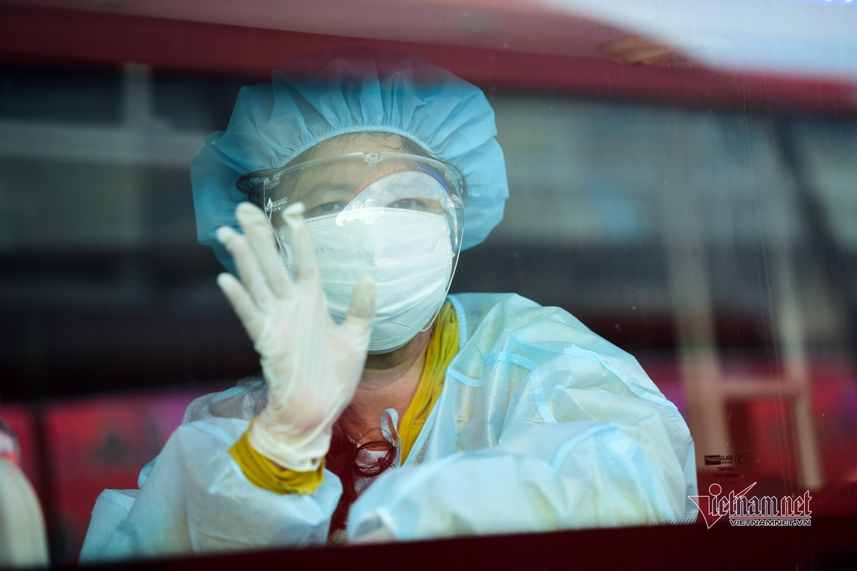 Chào tạm biệt người ở lại trước giờ xuất bến. Theo Hội đồng hương Phú Yên tại TP.HCM, các đợt sẽ đưa khoảng 6.000 người về quê tránh dịch.