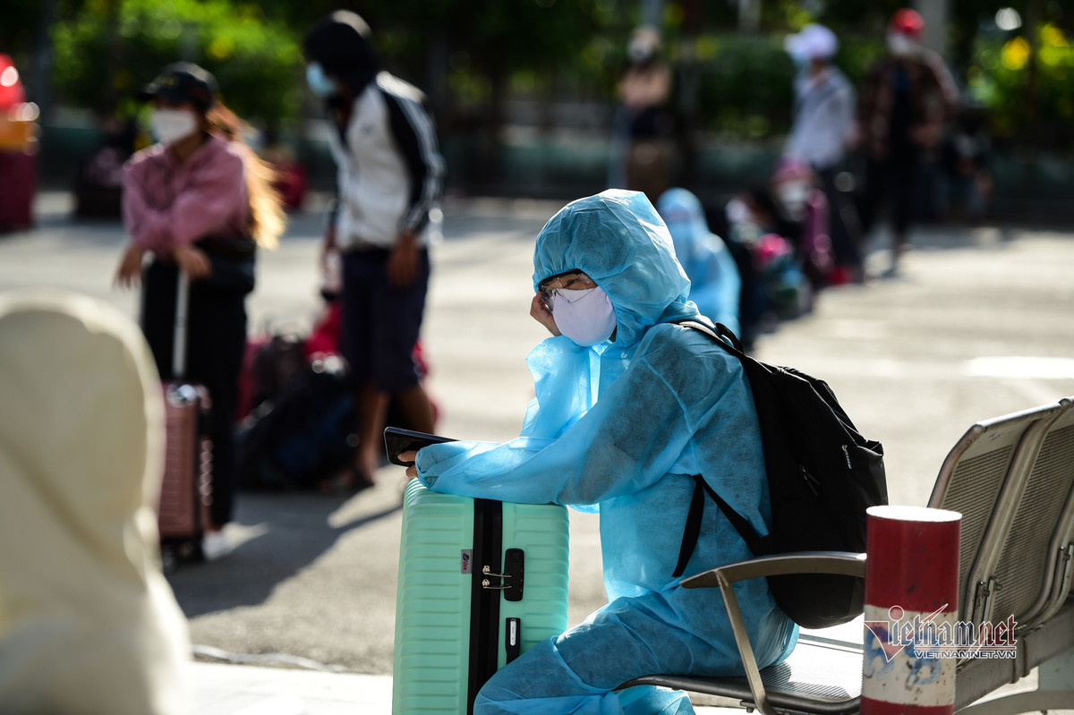 Chờ đợi nhiều giờ mới được ra xe về quê.