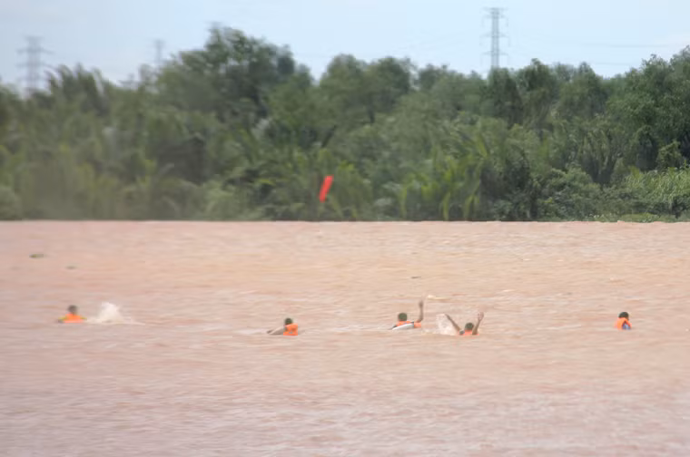 Hàng chục hành khách trên tàu hoảng loạn và có nhiều người nhảy xuống sông tìm đường thoát thân.