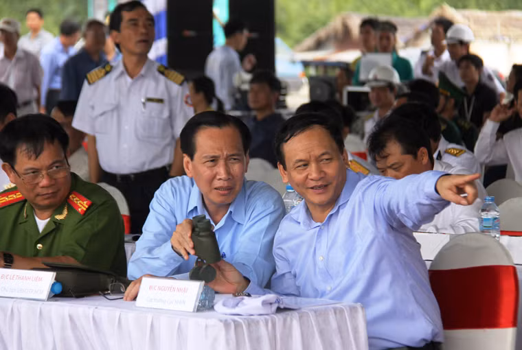 Đó là tình huống giả định trong buổi diễn tập tìm kiếm cứu nạn trên sông quy mô lớn trong vùng cảng biển với sự tham gia của nhiều cơ quan, đơn vị trực thuộc Bộ GTVT, Bộ Tư lệnh Bộ đội Biên phòng và TP HCM. Buổi diễn tập có sự tham dự của Phó Chủ tịch UBND TP HCM Lê Thanh Liêm (thứ 2 từ phải vào); cục trưởng Cục Hàng hải VN Nguyễn Nhật (ngoài cùng bên phải) và nhiều lãnh đạo các ngành liên quan.