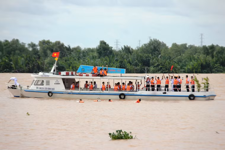 Ngay khi xảy ra vụ đâm va làm tàu khách bị hư hỏng phía mũi, nước tràn vào làm tàu nghiêng và nguy cơ bị chìm, tàu trôi dạt về hạ lưu.