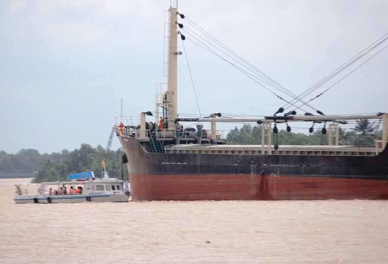 Khoảng 9h ngày 15/9, 1 chiếc tàu du lịch chở 50 người (có 10 thuyền viên và 40 hành khách) từ Đồng Nai về Sài Gòn tham quan Rừng Sác (Cần Giờ). Khi đến khu vực trước cảng Bến Nghé Phú Hữu (quận 9, TP HCM) trên sông Đồng Nai thì xảy ra va chạm với tàu hàng khô trọng tải 2.399 tấn chạy hướng ngược lại.