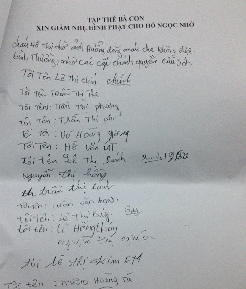 Thương vợ con, Sơn đã lặn lội về quê vợ cầu xin bà con hàng xóm ký tên xin giảm tội cho Nhờ.