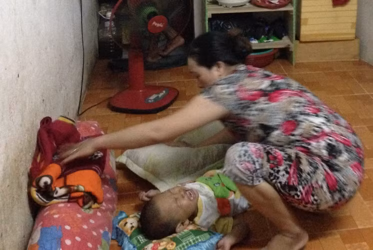 Trong giấc ngủ, con của Nhờ đã khóc thét gọi mẹ nghe thật thảm thương