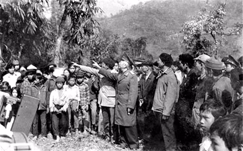 Tháng 12 năm 1989, Đại tướng Võ Nguyên Giáp - người chỉ huy trận Phai Khắt và Nà Ngần về thăm lại chiến trường xưa. Ảnh tư liệu.