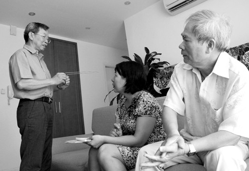 Ông Khoa cùng với phóng viên kiểm tra dòng sinh khí trong nhà.