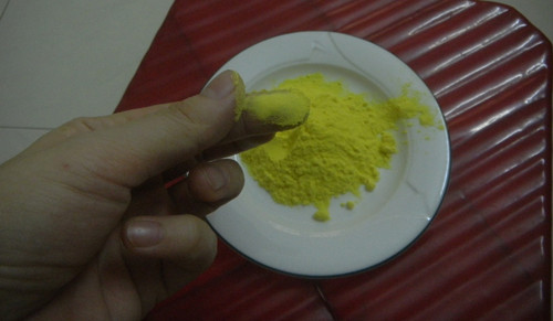 Bằng mắt thường người dùng không thể nhận biết được tinh bột nghệ đạt chất lượng hay không.