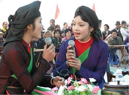 Khăn hình mỏ quạ.