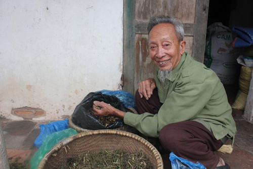 Với ông Hợp, hạnh phúc của người bệnh chính là động lực để ông sống vui, sống khoẻ.