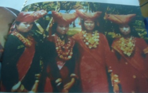 Khăn Oa của người Minakabau, gốc Việt ở đảo Sumatra của Indonesia.