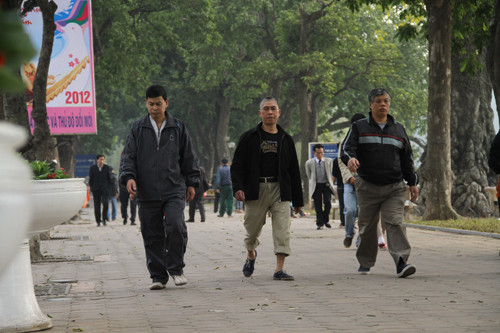 Người già bị bệnh về xương khớp thì không nên lựa chọn hình thức rèn luyện sức khoẻ là đi bộ.