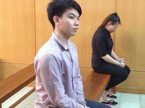 Đôi trai gái gương mặt sáng sủa tại tòa.