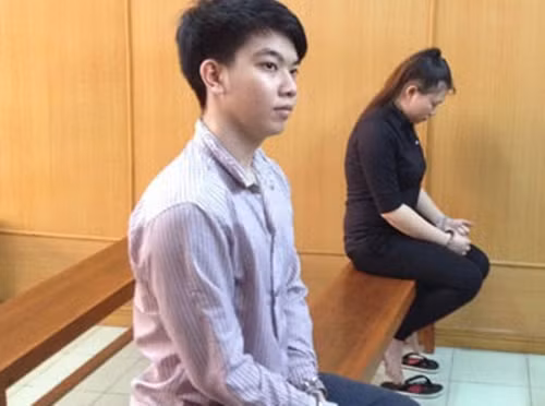 Đôi trai gái gương mặt sáng sủa tại tòa.