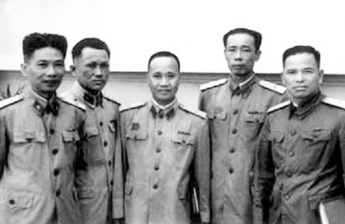 Thiếu tướng Hoàng Sâm (thứ hai bên phải) trong Đại hội Đảng III. Ảnh: Internet