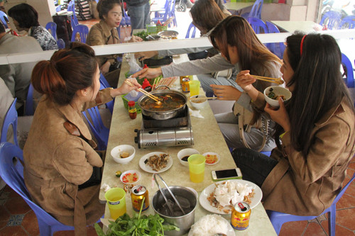 Nước lẩu đun sôi lâu sản sinh ra chất hóa học nitrit và hợp chất nitrosamine có khả năng gây ung thư.