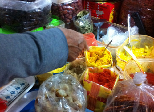 Bột nghệ tự chế bán tại chợ Gò Vấp, TPHCM.