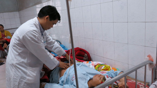 Thăm khám sau mổ đẻ cho bệnh nhân tại Bệnh viện Đa khoa Định Hóa.