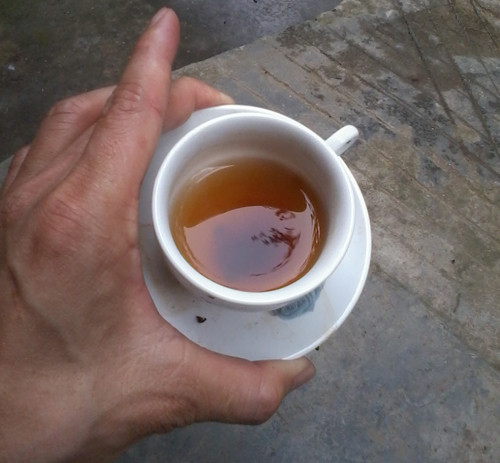 Huyết hầu khô đem pha nước sẽ có màu đỏ.