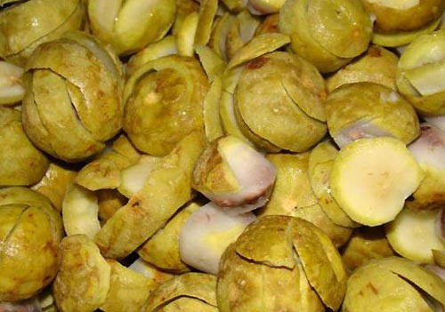 Sấu chín của Hà Nội cũng được giới trẻ vô cùng yêu thích.