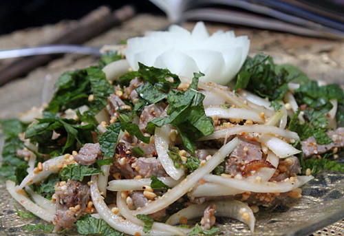 Nộm thịt bò hành tây.