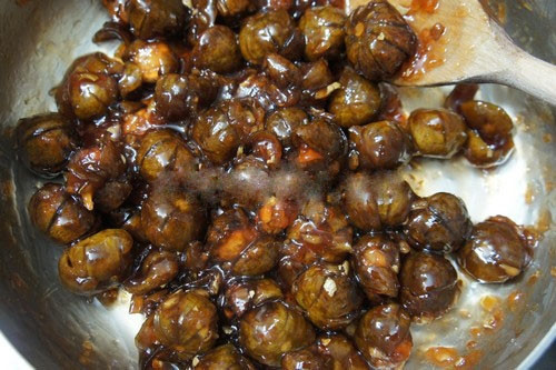 Sấu xào gừng trở thành món ô mai được giới trẻ vô cùng yêu thích.