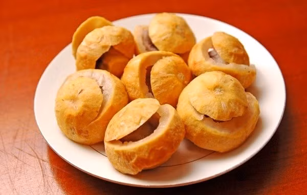 Từ sấu chín người ta có thể làm ô mai, sấu dầm hay tương sấu.