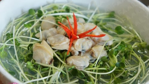 Ngao nấu rau mầm.