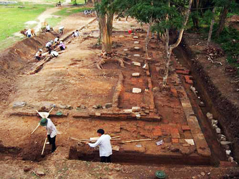 Kết quả khảo cổ khai quật di tích Tả Vu và Hữu Vu ở cố đô Lam Kinh, Thanh Hóa được công bố vào tháng 7 cho thấy đây là hai kiến trúc qui mô to lớn, có thể là nơi phục vụ cho việc thờ cúng, tế lễ lăng mộ và các điện miếu ở Lam Kinh. Rất nhiều hiện vật bằng gốm sứ cùng đố thờ tự đã được thu thập trong cuộc khai quật này. Ảnh: Bảo tàng Lịch sử Quốc gia.