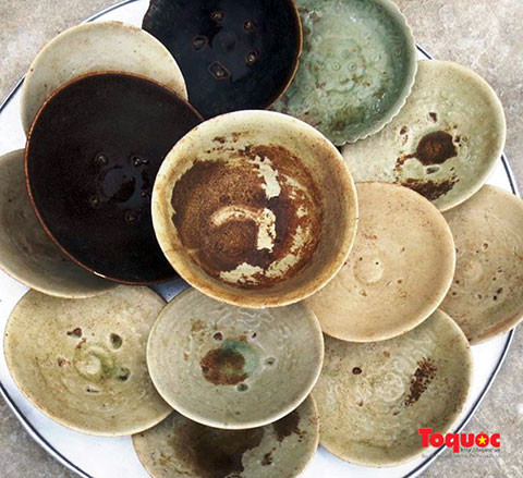 Cuối tháng 3/2017, một người dân ngụ tại xóm Cứu Quốc, xã Thuần Thiện, huyện Can Lộc (Hà Tĩnh) trong quá trình đào đất làm đường ống nước tưới tiêu trên cánh đồng đã phát hiện nhiều hiện vật gốm sứ cổ còn nguyên vẹn. Các nhà khảo cổ học Bảo tàng tỉnh Hà Tĩnh bước đầu xác định các hiện vật này có niên đại thời Lê, đầu thế kỷ 15. Ảnh: Báo Tổ Quốc.