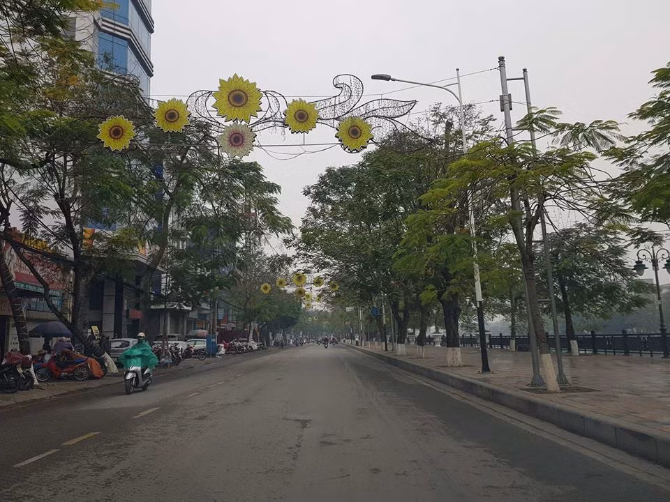 Tại khu vực trung tâm công viên vỉa hè đầy xe ô tô đậu trái quy định, riêng lòng lề đường thông thoáng