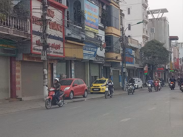 Lãnh đạo công an quận Lê Chân cho biết: Việc đỗ xe tại khu vực công viên tượng đài nữ tướng Lê Chân diễn ra nhiều ngày nay. Trước đây có biển cấm đỗ, dừng mọi phương tiện nhưng từ ngày dải trung tâm bị cấm, người dân mang xe vào đây để. Tình trạng đậu xe ô tô lên vỉa hè diễn ra tại tuyến đường Trần Phú. "Đơn vị đang vận động để người dân chấp hành. Nếu hết tháng này, lái xe vẫn vi phạm thì sẽ kiên quyết xử phạt'' - lời vị lãnh đạo công an quận.