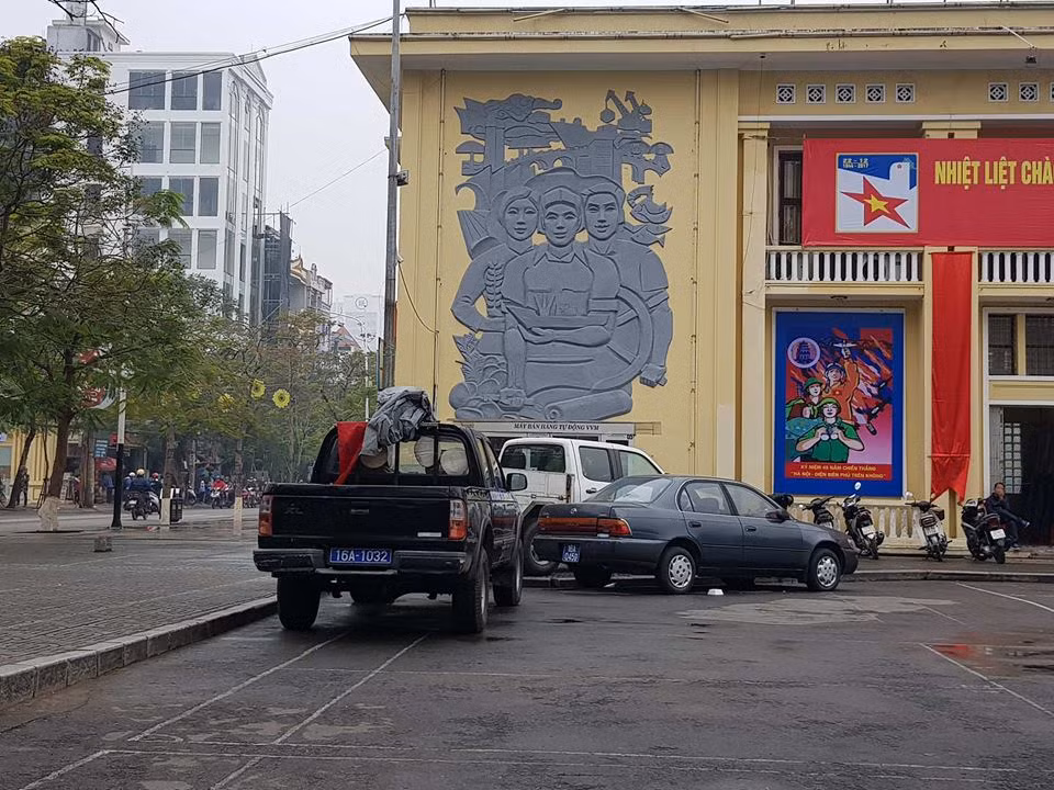 Xe công vụ, xe của cơ quan đi chấn chỉnh tình trạng đậu xe trên dải trung tâm cũng đỗ xe trái phép tại khu vực tượng đài Lê Chân