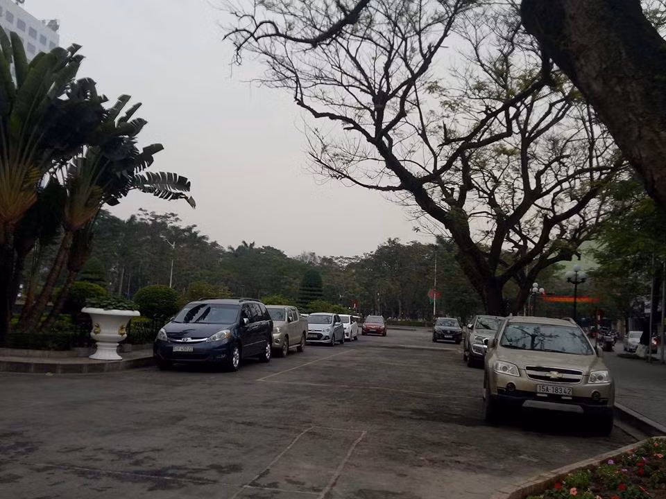 Hiện TP Hải Phòng vẫn chưa có bãi đỗ xe tĩnh nào để người dân chuyển vị trí đỗ lâu nay về nơi được quy hoạch. Ảnh: Từ 7h sáng hàng ngày, ô tô đã phủ kín công viên khu vực trung tâm TP Hải Phòng