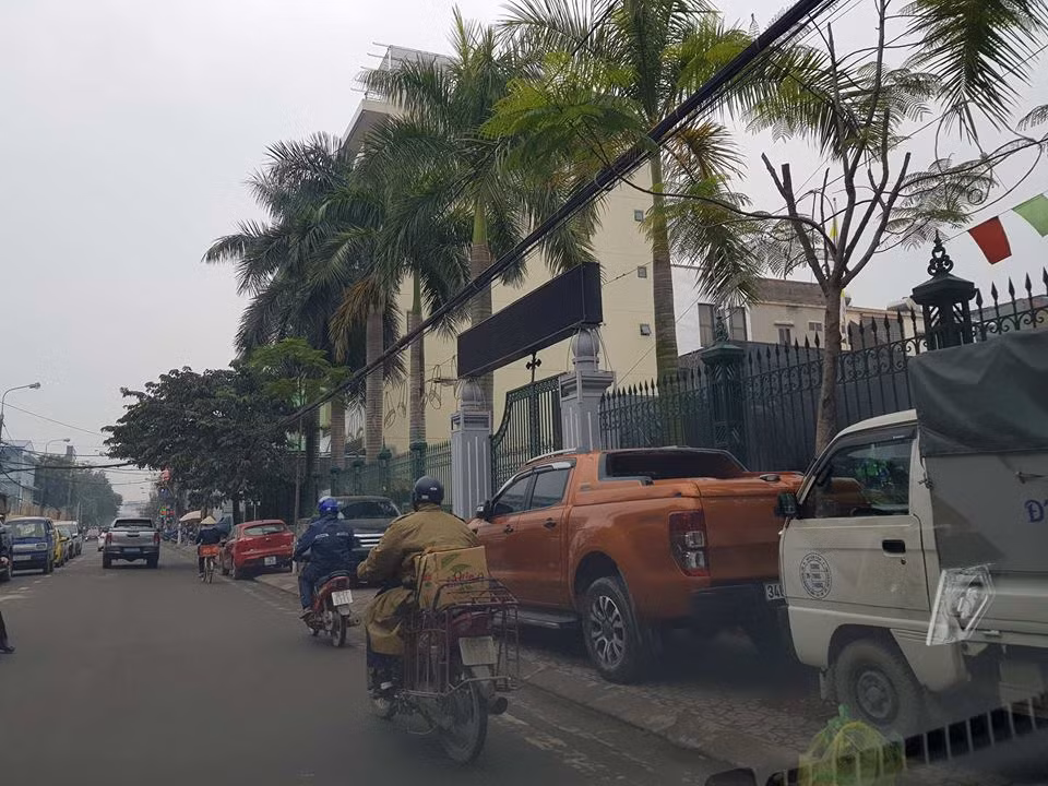 Vỉa hè các tuyến đường giáp ranh giải trung tâm TP cũng bị ô tô chiếm đóng sau lệnh cấm