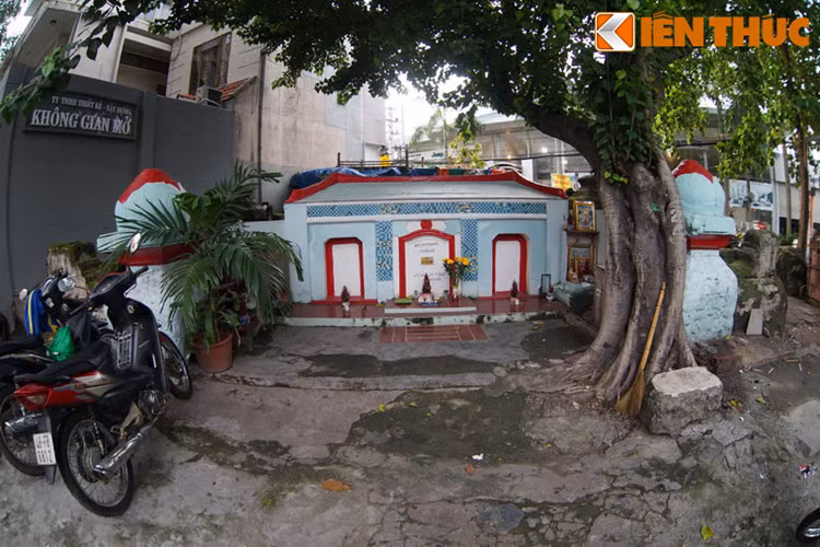 Mộ được xây bằng hợp chất, có chiều dài khoảng 10 m, rộng chừng 7 m, xung quanh có tường thành bao quanh. Mặt tiền công trình được xây dạng một cái am nhỏ có mái giả bằng xi măng. 4 góc mộ có 4 trụ cột hình búp sen.